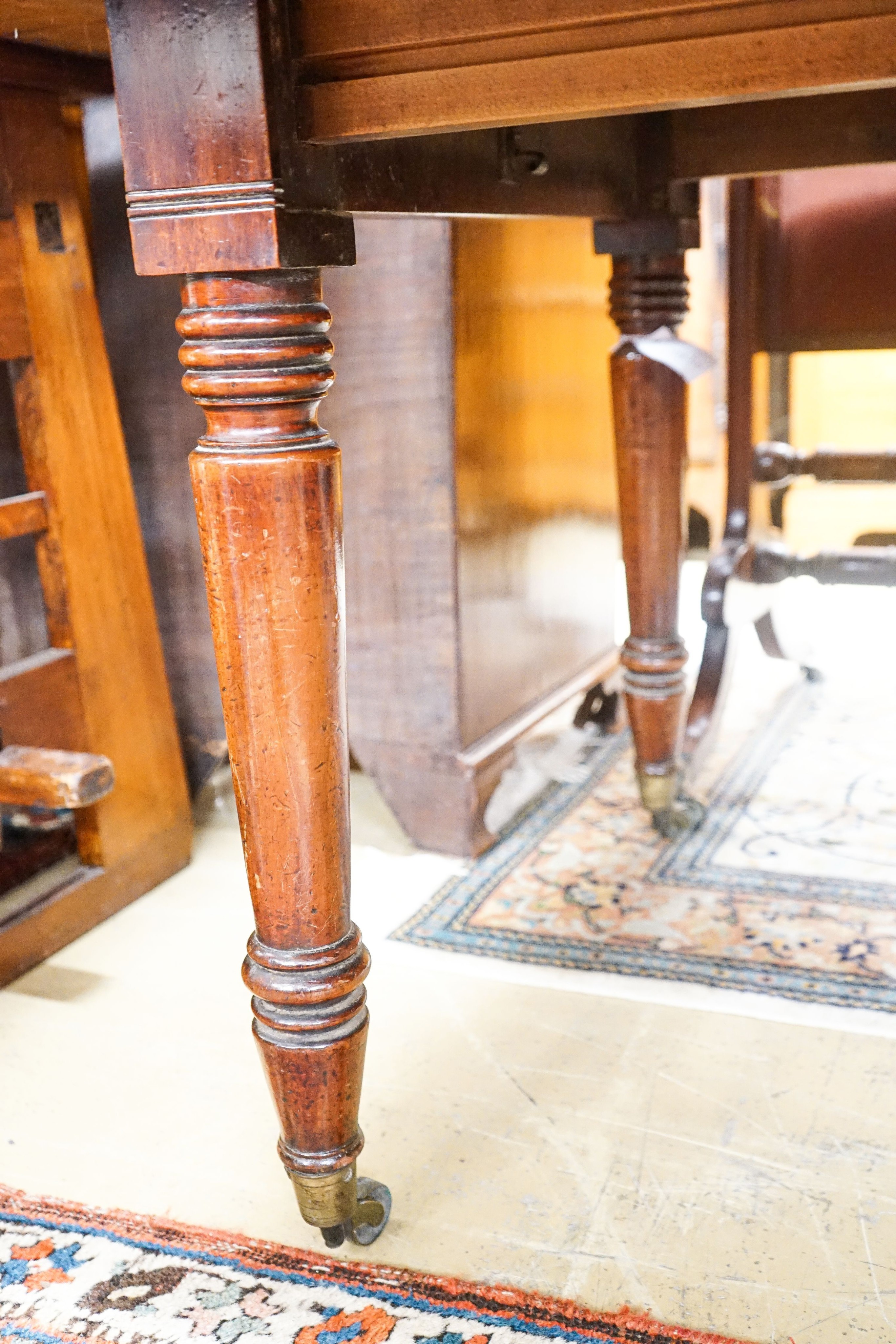 A Victorian mahogany extending dining table, length 174cm extended, one spare leaf, width 121cm, height 73cm